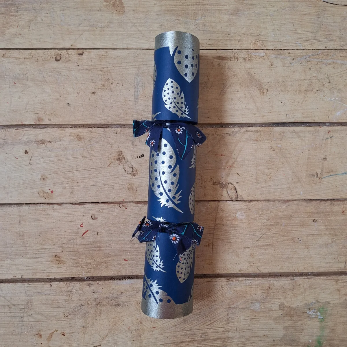 Gold Christmas Cracker 014 (single)