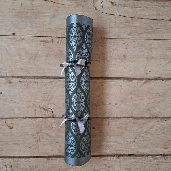 Malindi Christmas Cracker 002 (single): Malindi damask in green