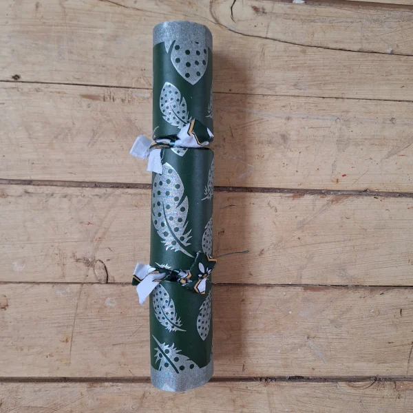 Silver Christmas Cracker 007 (single): green with silver feathers